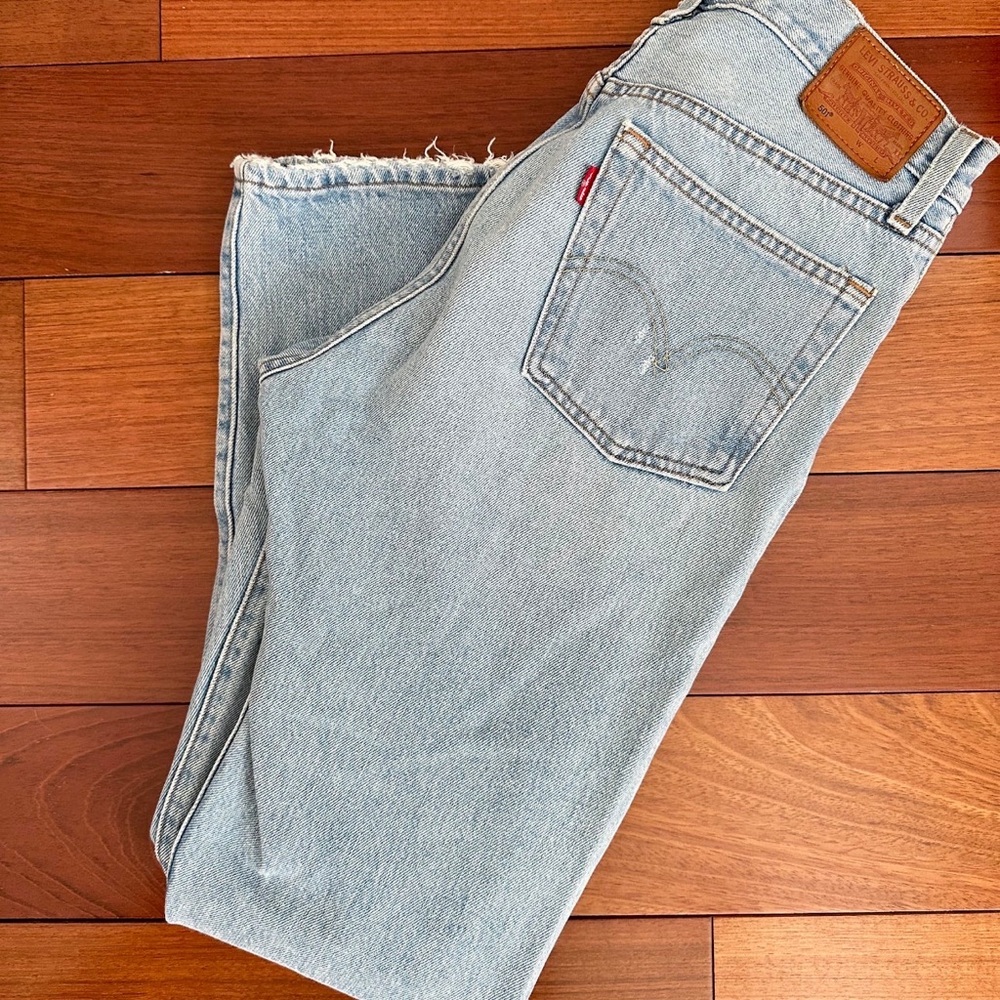 Brand: Levi’s 501s
Size: 27
Fits like a 27 (4/6)
light wash 
No stretch